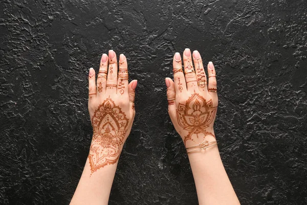 Belas Mãos Femininas Com Tatuagem Henna Fundo Preto Texturizado — Fotografia de Stock