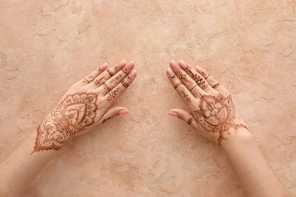 Belas Mãos Femininas Com Tatuagem Henna Fundo Texturizado Claro — Fotografia de Stock