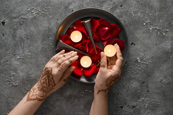 Henna Paints Rose Petals Tray Female Hands Textured Background — Stock Photo, Image