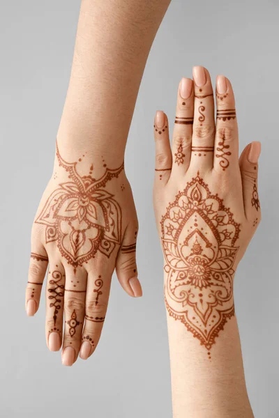 Belas Mãos Femininas Com Tatuagem Henna Fundo Cinza — Fotografia de Stock