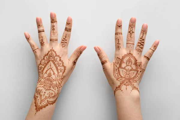 Belas Mãos Femininas Com Tatuagem Henna Fundo Cinza — Fotografia de Stock
