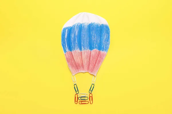 Russische Vlag Concept Papieren Luchtballon Gele Achtergrond — Stockfoto