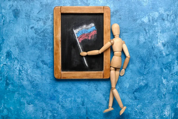 Ahşap Manken Mavi Desenli Arka Planda Rus Bayrağı Taşıyor — Stok fotoğraf
