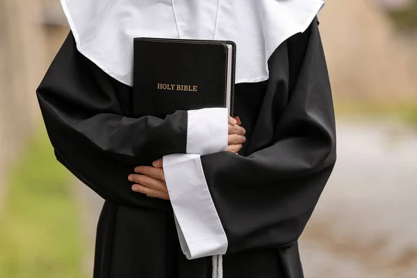 Ung Nunna Med Bibeln Utanför Närbild — Stockfoto