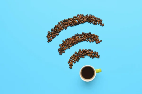 Simbolul Wifi Realizat Din Boabe Cafea Fundal Albastru — Fotografie, imagine de stoc