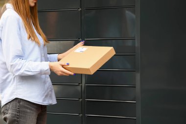 Otomatik self servis terminal makinesi kullanan istemci