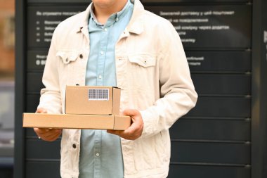 Otomatik self servis terminal makinesi kullanan istemci