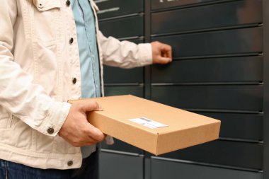 Otomatik self servis terminal makinesi kullanan istemci