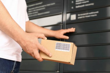 Otomatik self servis terminal makinesi kullanan istemci