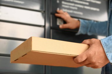 Otomatik self servis terminal makinesi kullanan istemci