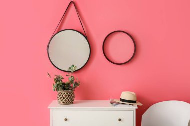 Pembe duvarda aynası olan modern koridorun içi.