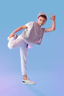 Renkli arka planda dans eden küçük çocuk