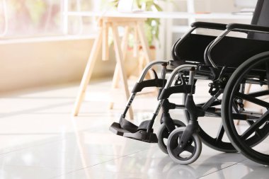 Modern ofiste boş tekerlekli sandalye