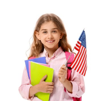 Beyaz arka planda Amerikan bayrağı olan bir dil okulu öğrencisi.