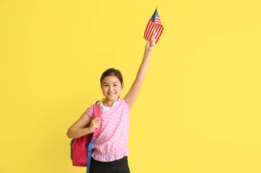 Dil okulunun öğrencisi ve arka planında ABD bayrağı