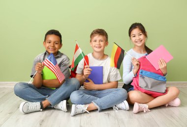 Renk duvarının yanında oturan dil okulu öğrencileri