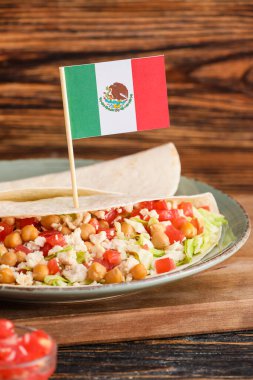 Ahşap arka planda bayrakla süslenmiş Meksika geleneksel yemekleri