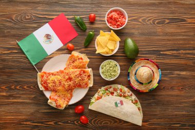 Ahşap arka planda bayrakla süslenmiş Meksika geleneksel yemekleri