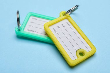 Mavi arkaplanda plastik anahtar etiketleri