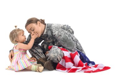 Amerikan bayrağı taşıyan bir kadın asker ve beyaz arka planda küçük tatlı kızı.