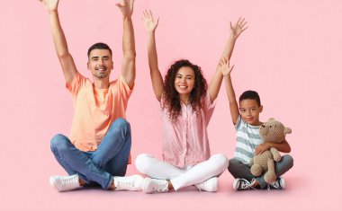 Renkli arka planda mutlu ırklar arası aile