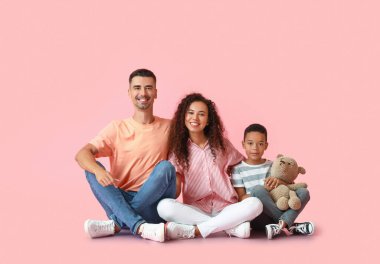 Renkli arka planda mutlu ırklar arası aile