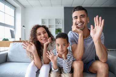 Evde ırklar arası video sohbeti.