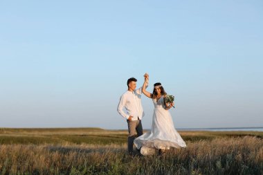 Kırsalda dans eden düğün çifti