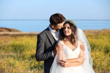 Mutlu evlilik çiftleri kırsalda