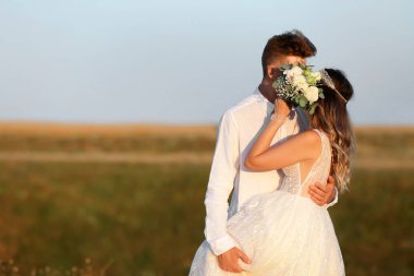 Mutlu evlilik çiftleri kırsalda