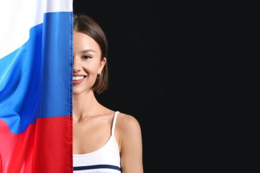 Rusya bayrağı altında güzel bir genç kadın.