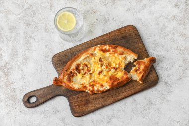 Masa arkasında Lezzetli Ajarian Khachapuri, üst görünüm