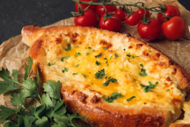 Parşömen arka planında Lezzetli Ajarian Khachapuri, yakın plan