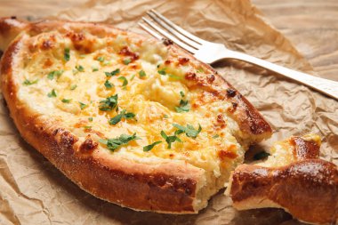 Parşömen arka planında Lezzetli Ajarian Khachapuri, yakın plan