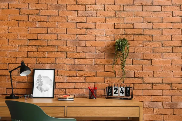 Kahverengi Tuğla Duvarın Yanında Rahat Bir Yeri — Stok fotoğraf