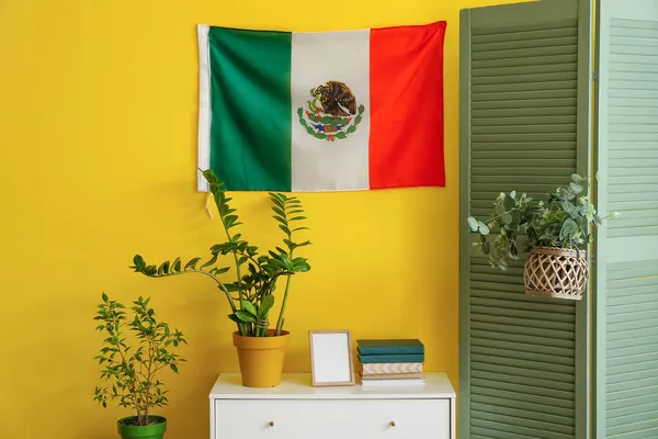 Interior Quarto Elegante Com Bandeira Mexicana Parede Amarela — Fotografia de Stock