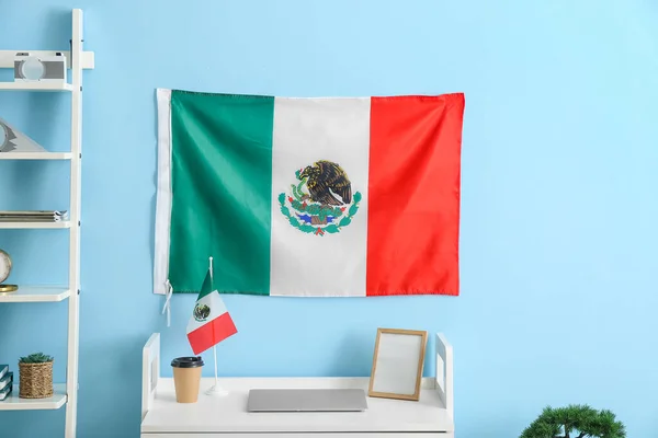 Stylowe Wnętrze Pokoju Miejscem Pracy Meksykańską Flagą — Zdjęcie stockowe