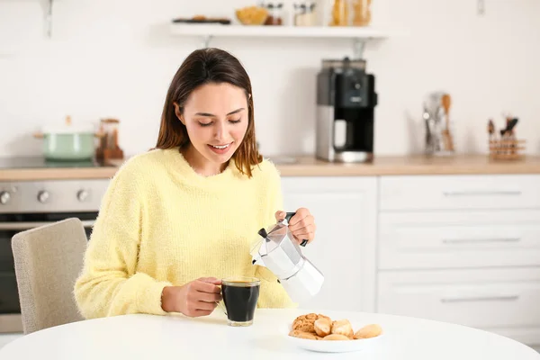 Vakker Kvinne Som Drikker Kaffe Hjemme – stockfoto