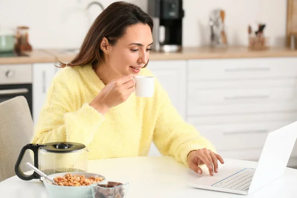 Pagi Wanita Cantik Dengan Laptop Minum Kopi Rumah — Stok Foto