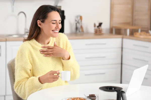 Morgon Lycklig Kvinna Med Bärbar Dator Dricka Kaffe Hemma — Stockfoto