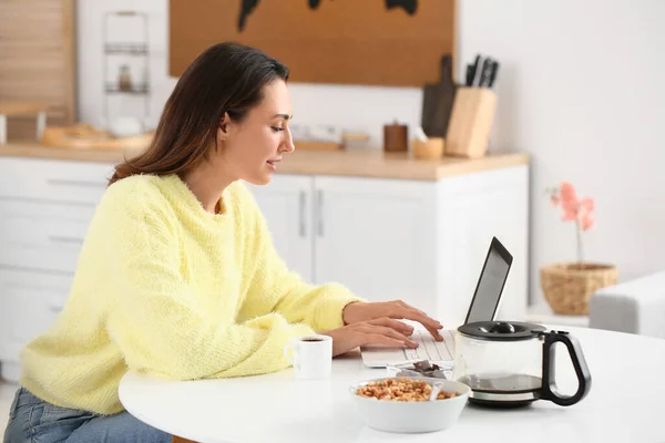 Morning Beautiful Woman Laptop Drinking Coffee Home — Stock Photo, Image