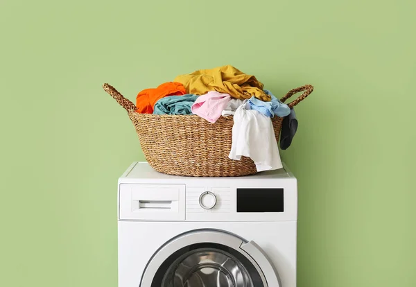 Çamaşır Makinesinin Üstünde Kirli Giysiler Olan Sepet Yeşil Duvarın Yanında — Stok fotoğraf