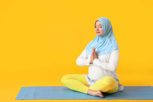 正在沉思黄色背景的穆斯林孕妇 — 图库照片