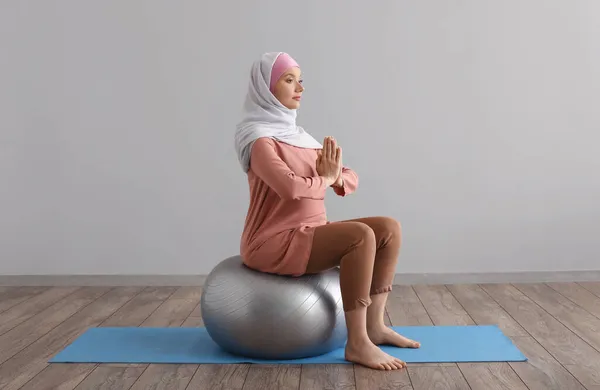 Mulher Muçulmana Grávida Com Fitball Meditando Ginásio — Fotografia de Stock