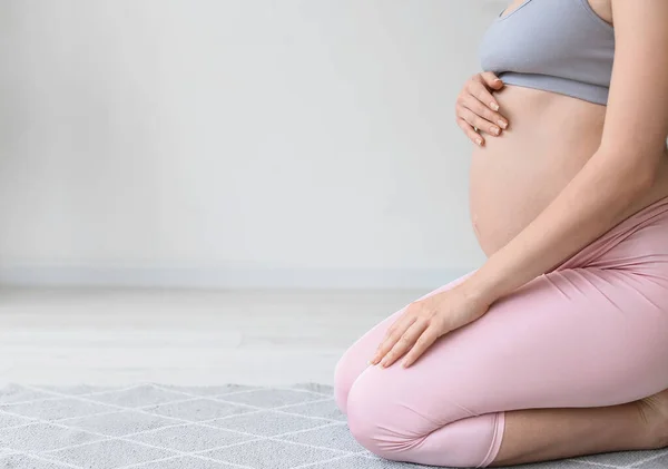 Young Pregnant Woman Relaxing Home Closeup — Stock Photo, Image