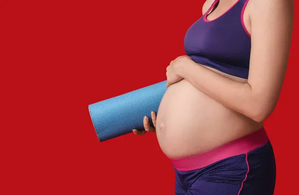 Young Pregnant Woman Yoga Mat Red Background Closeup — Stock Photo, Image