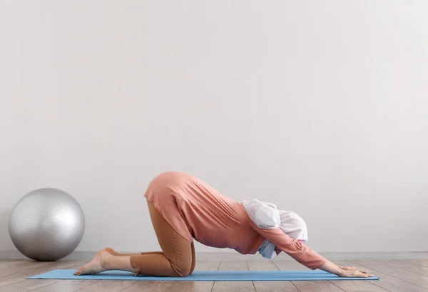 Pregnant Muslim Woman Doing Yoga Gym — Stock Photo, Image