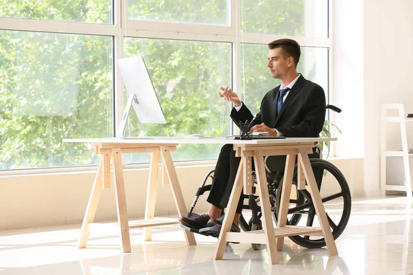 Młody Przedsiębiorca Niepełnosprawnością Fizyczną Pracujący Biurze — Zdjęcie stockowe