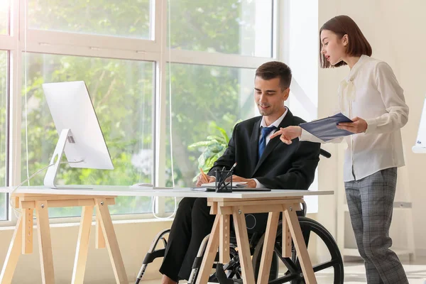 Młody Biznesmen Niepełnosprawnością Fizyczną Jego Sekretarz Biurze — Zdjęcie stockowe