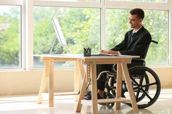 Joven Empresario Con Discapacidad Física Que Trabaja Cargo — Foto de Stock